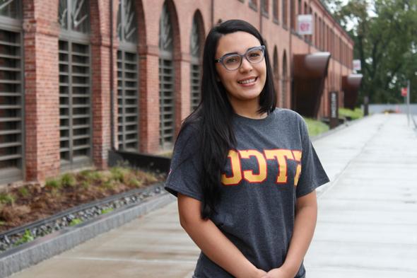 博彩网站 smiling in front of Student Learning Commons